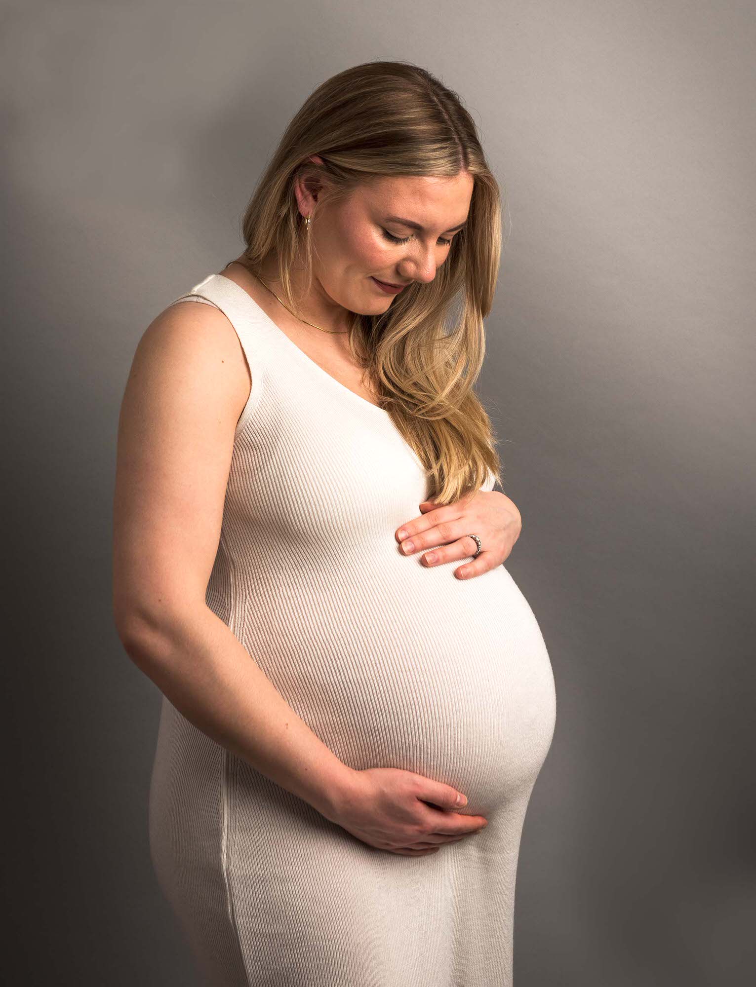 Pregnant mum image taken by Helen Carter Maternity Photographer